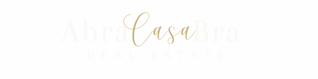 AbraCasaBra.se Logotyp för AbraCasaBra Real Estate. Ordet Casa är skrivet i stor, elegant guldskrift, medan Abra och Bra är i ljus beige och REAL ESTATE är i versaler undertill i ett subtilt vitt typsnitt.